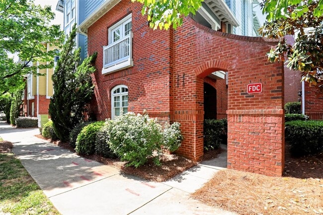 Building Photo - 2248 Lyndhurst Ave