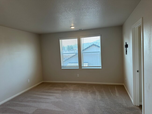 Building Photo - Newer 4 bedroom 2.5 bathroom house!