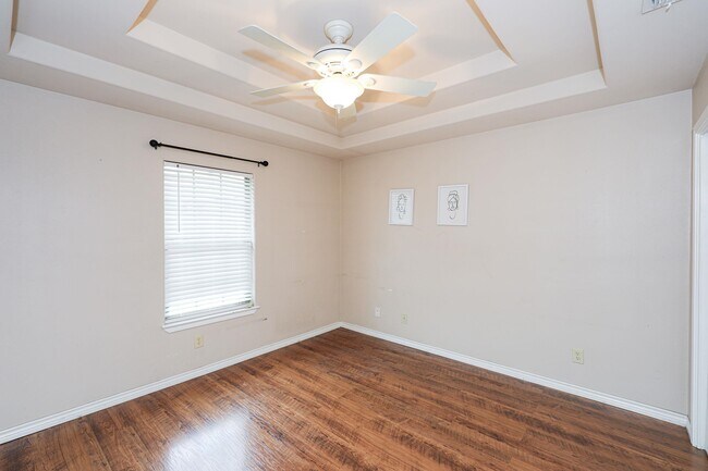 Building Photo - 402 Cayman Ct