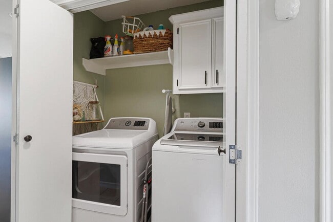 Building Photo - 5725 Ventura Ln