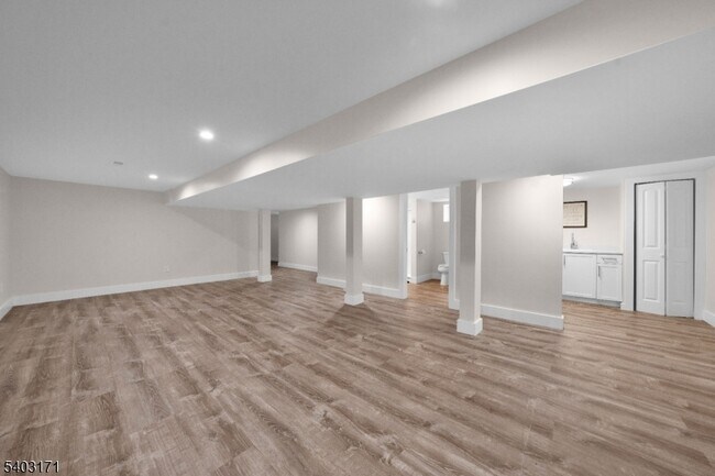 Building Photo - 422 Hollow Rd