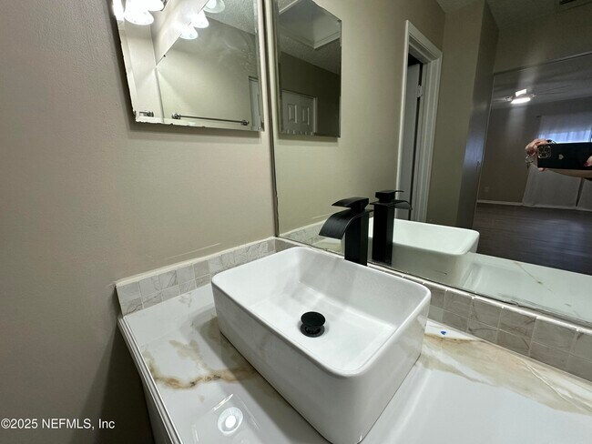 Building Photo - 3801 Crown Point Rd