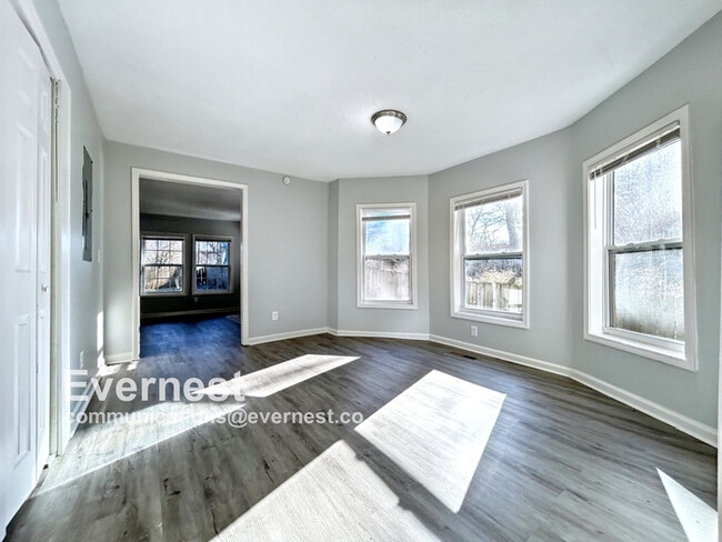 Building Photo - Charming 3-Bedroom, 2-Bathroom Home / Pet-...