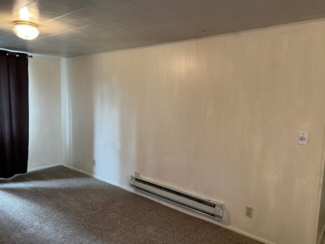 Building Photo - Upstairs 1 bedroom apartment with garage!