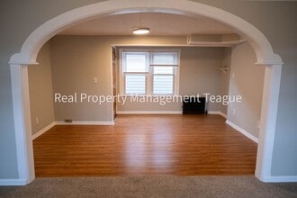 Building Photo - 1 S Main St