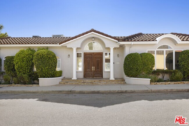 Building Photo - 1939 Stradella Rd