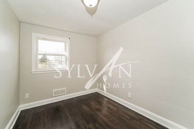 Building Photo - Updated 3 bedroom end unit townhome!
