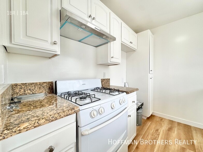 Building Photo - 1000 N Doheny Dr