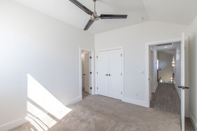 Building Photo - 3 Bed 2.5 Bath Single-Family Urban Home