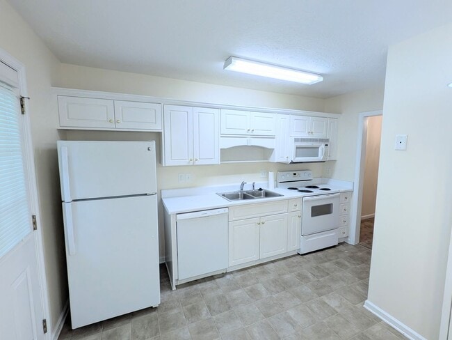 Building Photo - 526 Edgecliff Ln