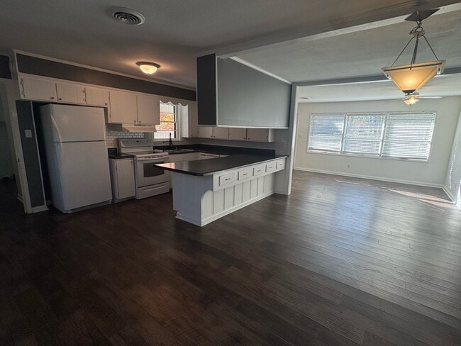 Building Photo - 1504 Lambard Dr