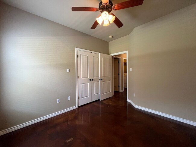 Building Photo - Single Family Home:  4 bedroom, 2 bath