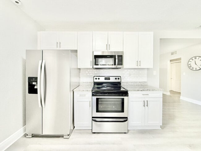 Building Photo - 3308 N Avon Ave