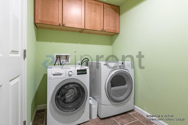 Building Photo - 482 Tristania Terrace