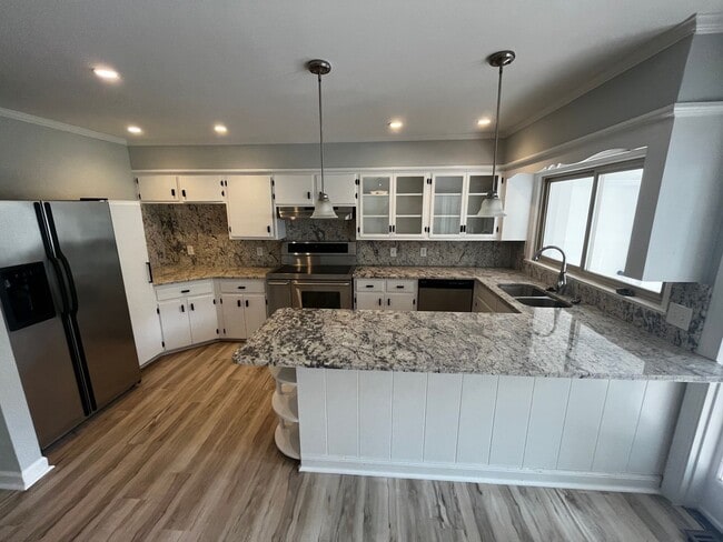 Building Photo - 5bd/2ba NEWLY remodeled brick ranch home. NO CATS.