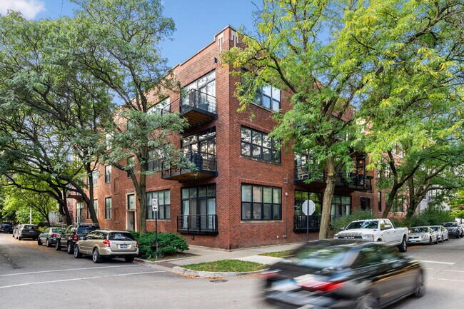 Primary Photo - 1670 N Claremont Ave