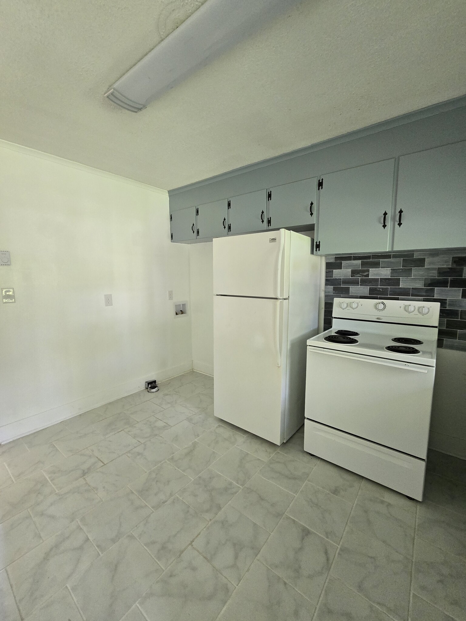 Washer dryer hoop up in Kitchen. - 511 Reid St