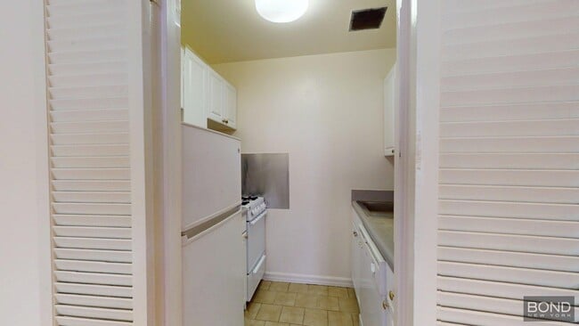 Building Photo - 107 W 69th St