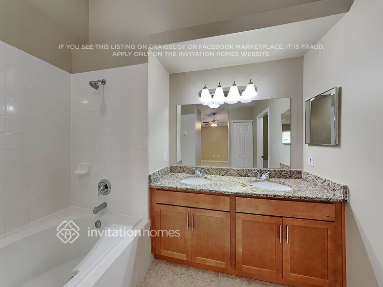 Building Photo - 2800 Falcon Crest Pl