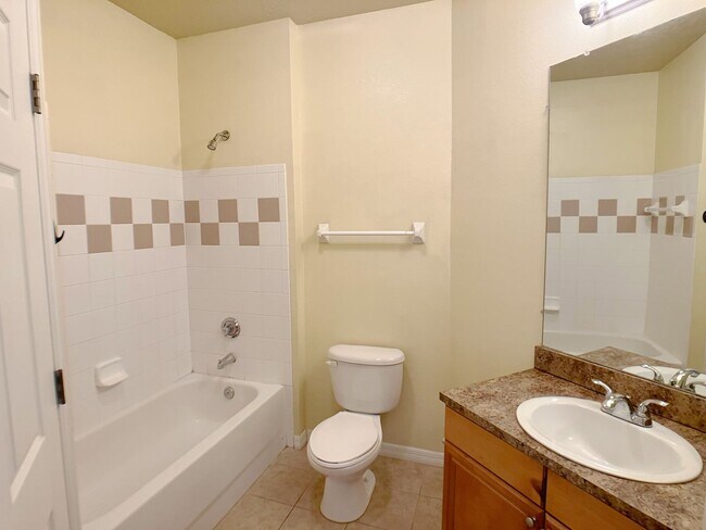 Building Photo - Campus View - Furnished 3 Bedroom, 3 Bathroom Apartment