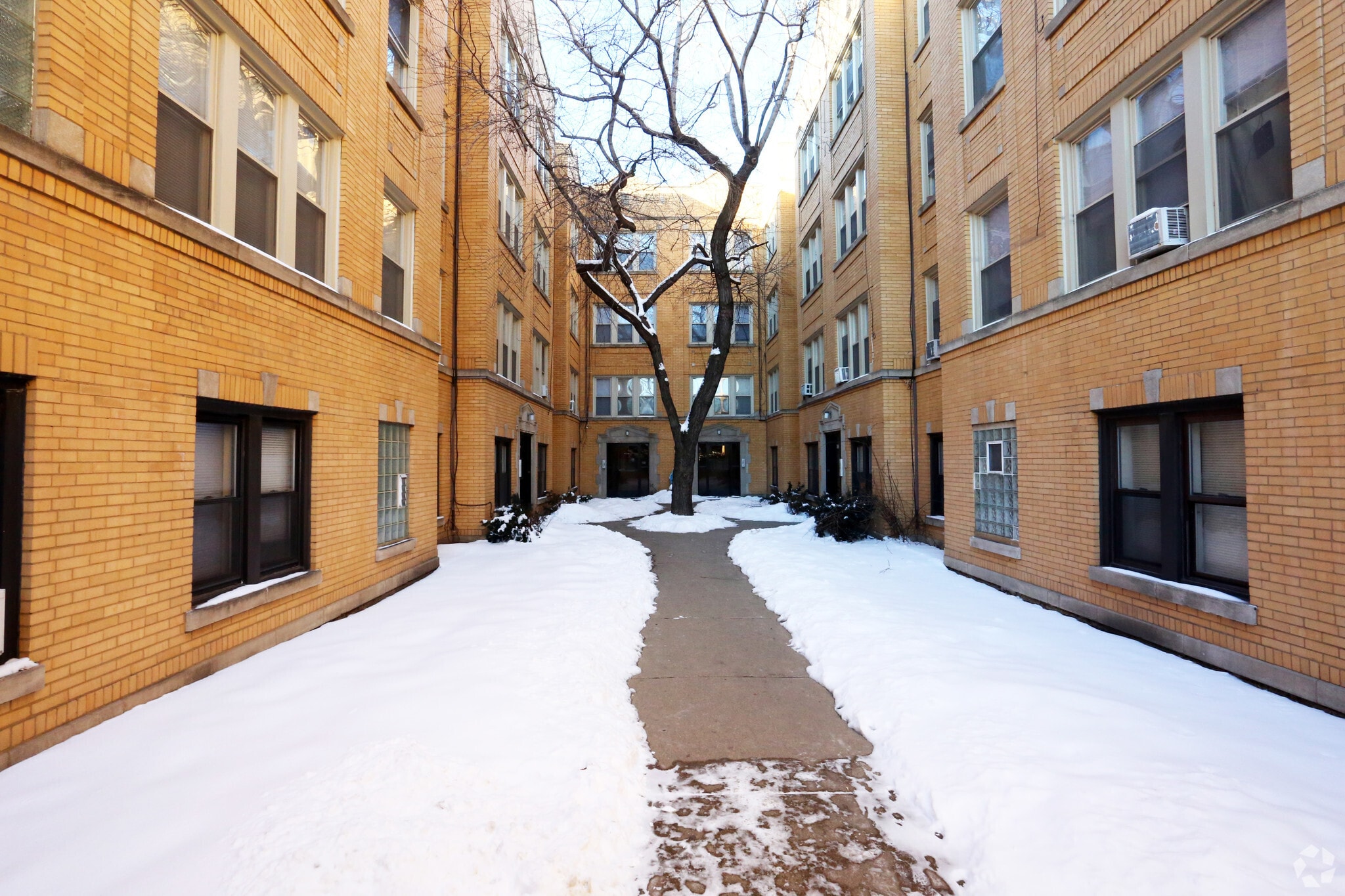 Building Photo - 4735 W Addison St