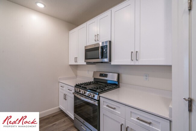 Building Photo - Stunning Spacious 3 Bedroom Unit