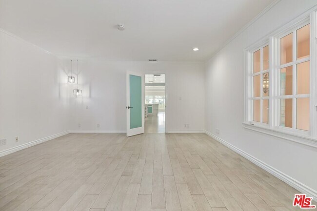 Building Photo - 401 Alma Real Dr