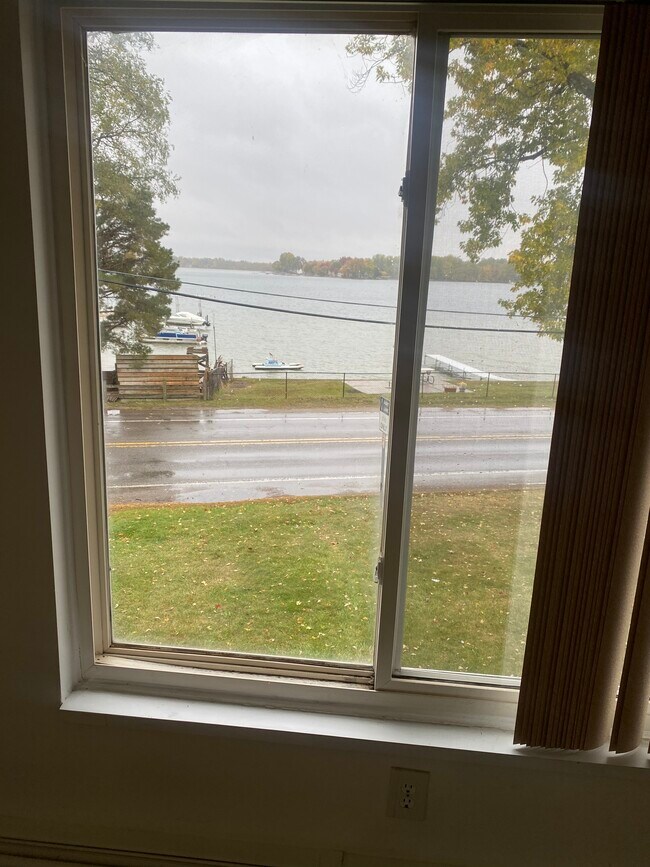 Building Photo - 719 E Walled Lake Dr