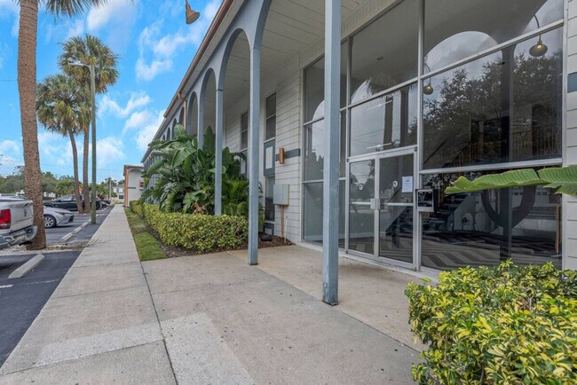 Building Photo - 4301 W Cleveland St