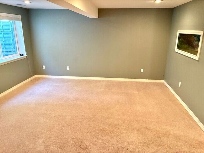 Building Photo - Beautiful and Spacious 3 Bed, 3.5 Bath Townhome in SE Fort Collins. Detached 1 Car Garage. Water/...