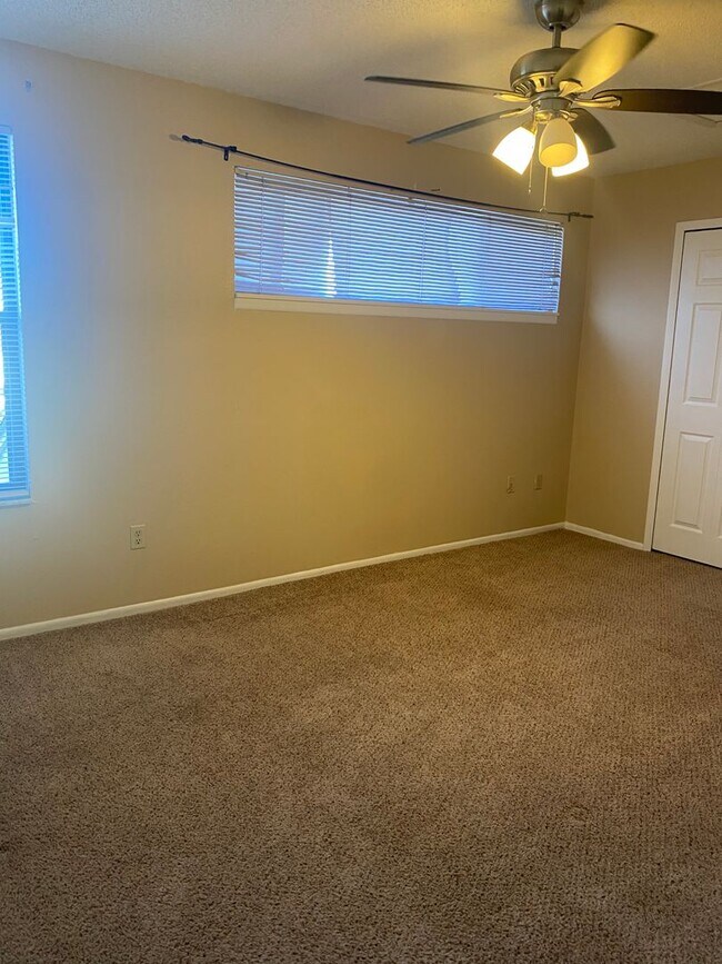 Building Photo - 2 bedroom + loft, 2 bathroom townhome near UCF