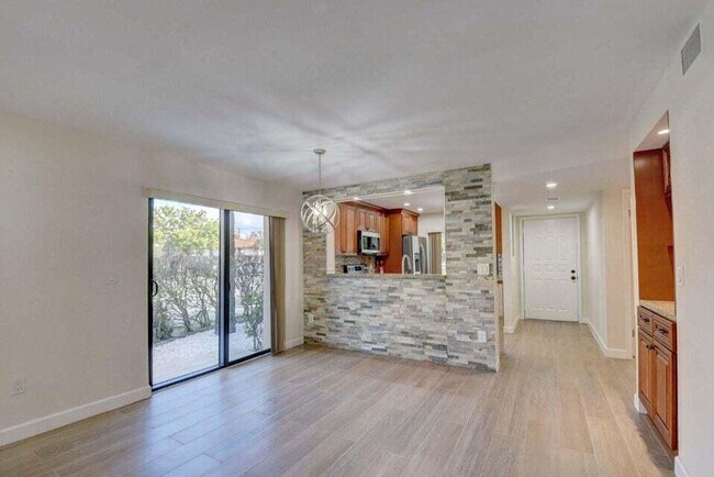 Building Photo - 400 Club Cir