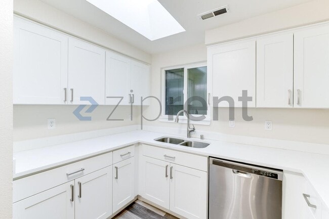 Building Photo - 3002 M Dr NE