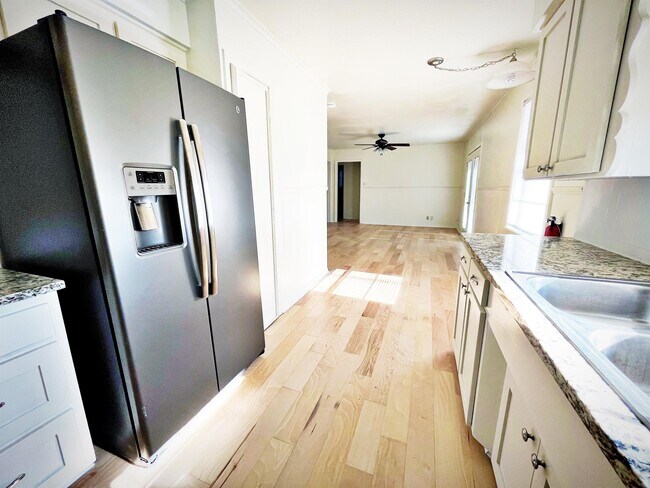 Building Photo - 2823 Amy Ln