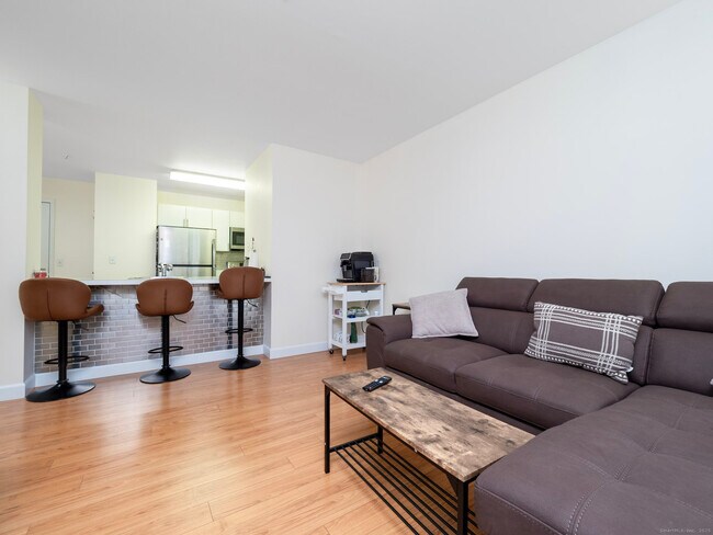 Building Photo - 300 Broad St