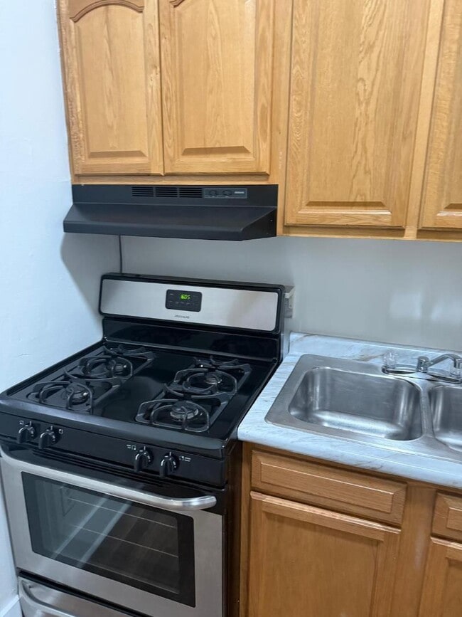 Building Photo - 932 E Market St