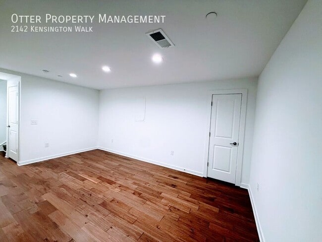 Building Photo - 2142 Kensington Walk