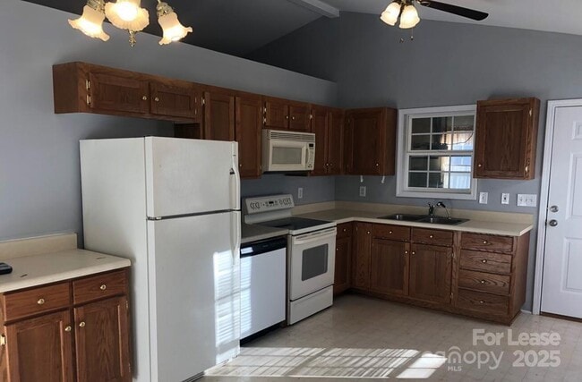 Building Photo - 1020 Ashford St