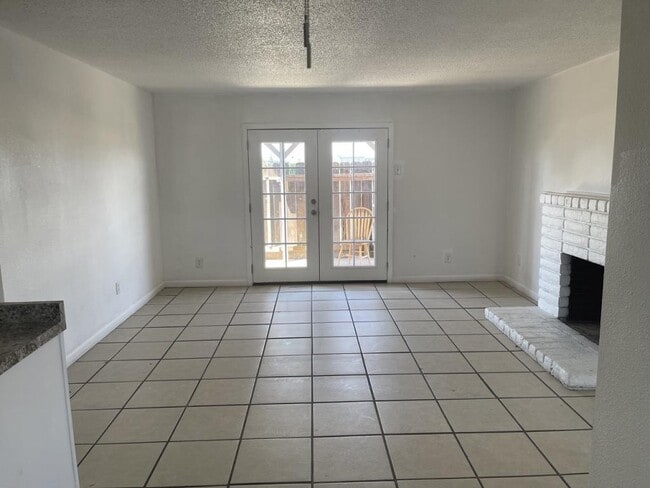 Building Photo - 4438 E Dakota Ave