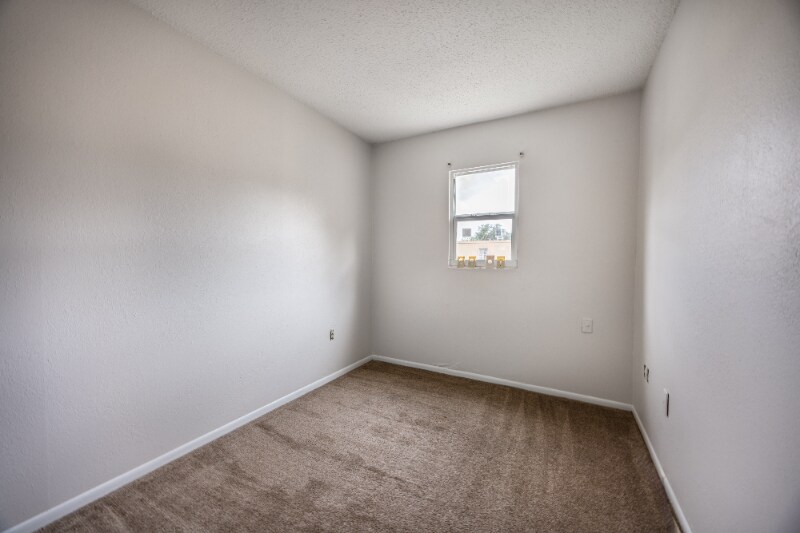 Building Photo - 914 SW 8th Ave