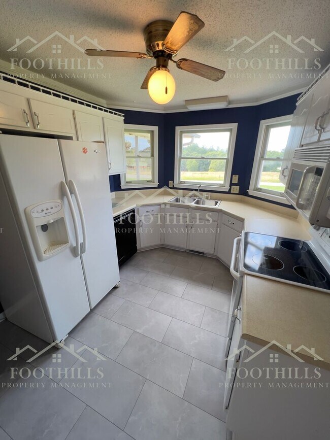 Building Photo - Peaceful Country Living with Stunning View...