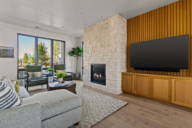 Building Photo - Exquisite Town home living: Bends desirabl...