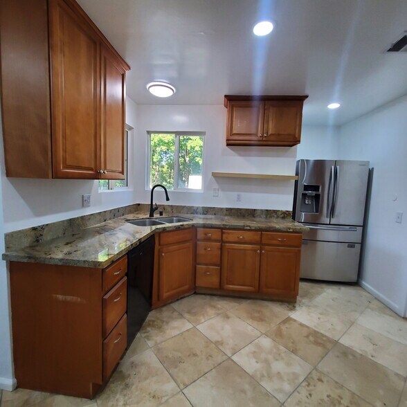 Building Photo - 7121 Jumilla Ave