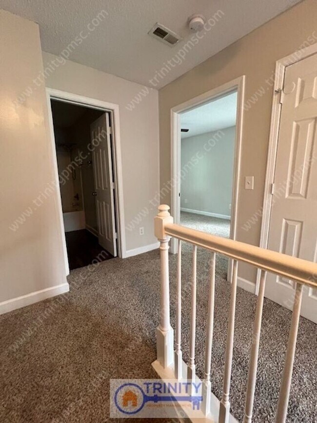 Building Photo - Cute TWO STORY Town Home!