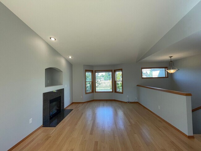 Building Photo - Spacious 5BR / 3BA Beacon Hill Home – 2,210 SF – $3900 – Pets OK