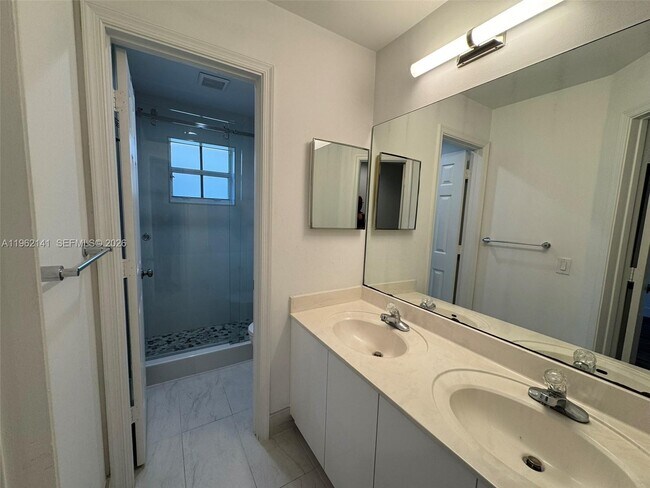 Building Photo - 4273 Fox Ridge Dr