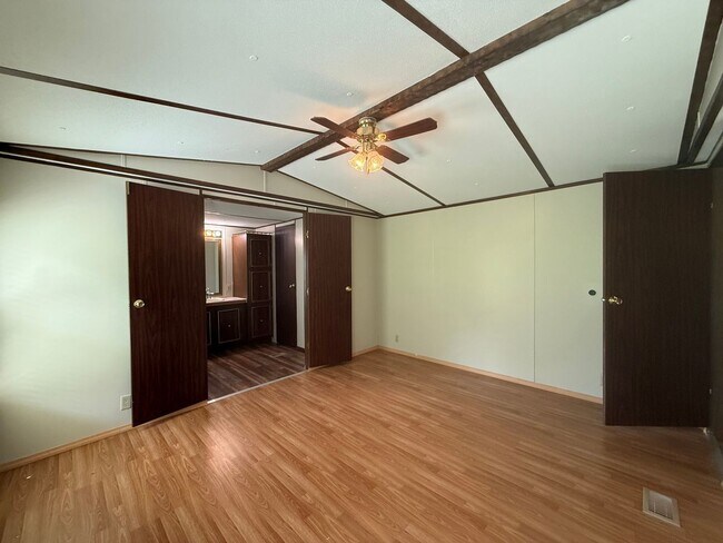 Building Photo - 2 Bedroom 2 Bath Mobile Home in Greeneville, TN
