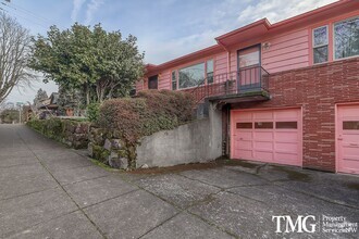 Building Photo - Cozy 1 Bed 1 Bath Duplex with W/S/G includ...