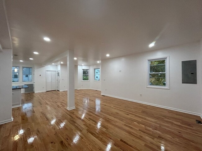 Building Photo - Stunning 5-Bedroom Home 2 Bathroom Single ...