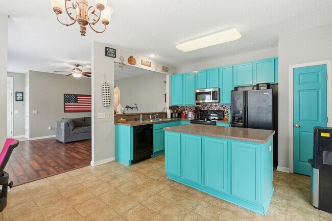 Building Photo - Charming 3BR Home in Richmond Hill with Pond View & Great Location!